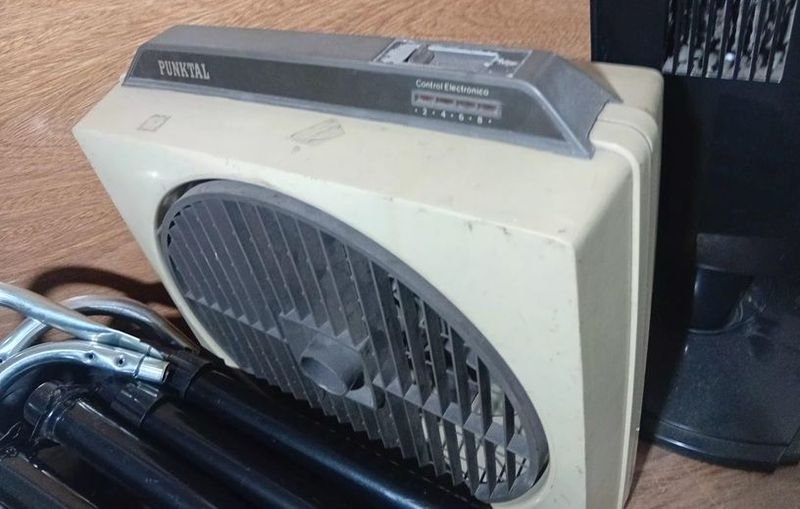 Ventilador Midea con puntal ajustable y accesorios varios - imagen 2