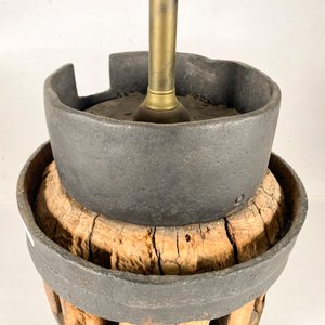 Lámpara de Mesa Rústica: Base de Masa de Carreta en Hierro y Madera - imagen 3