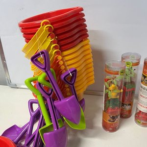 Lote de Juguetes: Baldes, Palitas, Pistola de Agua y Animales de Granja - imagen 2