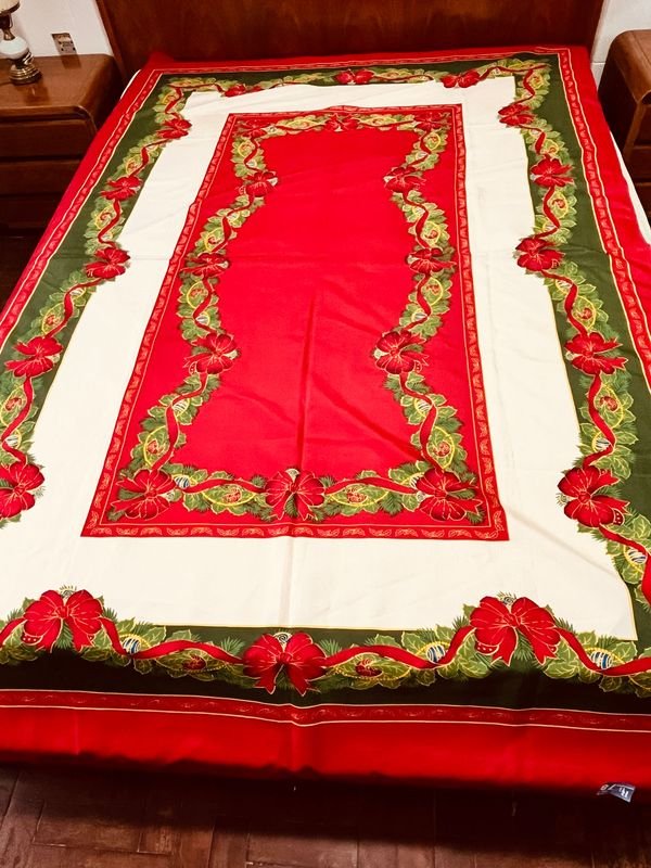 Mantel Navideño Rojo con Flores y Lazos 1.50m x 2.40m