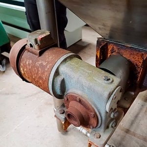 Tolva de Acero Inoxidable con Motor Reductor Funcional - imagen 3