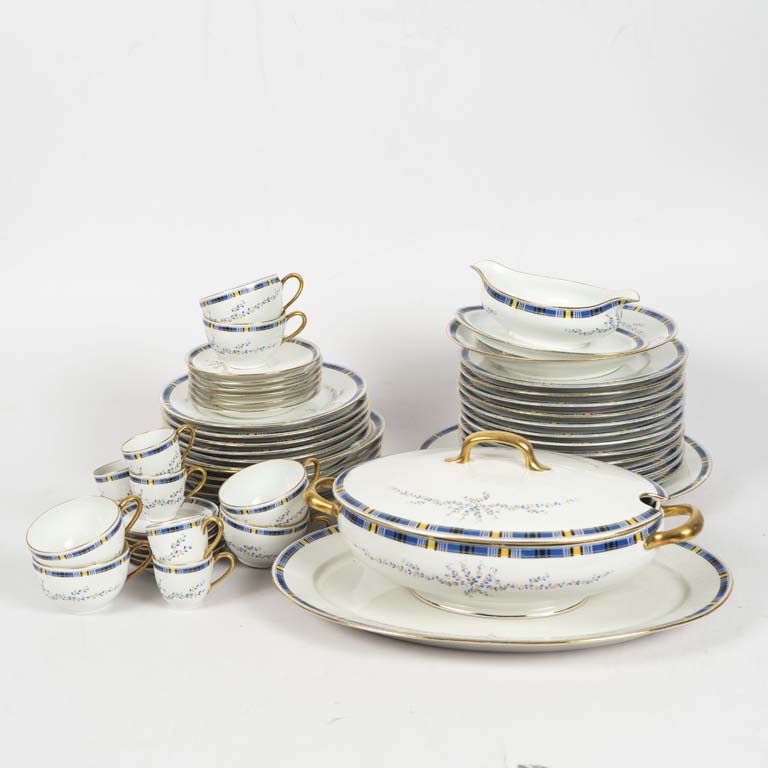 Lote anterior: 46 Piezas de porcelana Limoges francesa. Fondo blanco, guarda azul, amarilla y negra. Taza de café con fisura, fuente circular, plato de lunch con cascadura, plato llano con avería  - Medidas: Plato llano 25cm