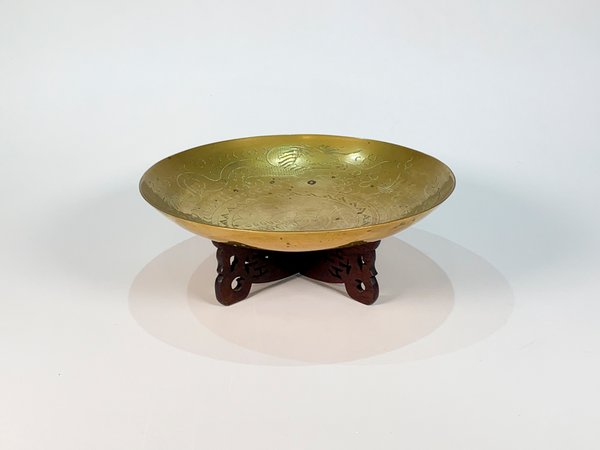 Centro de Bronce con Decoración Oriental y Base de Madera