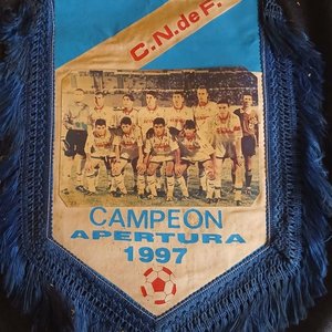 Lote siguiente: Banderín Antiguo Club Nacional de Football Campeón Apertura 1997