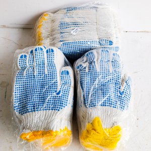 Lote anterior: Cuarenta y ocho pares de guantes de hilo con punto en frente y dorso