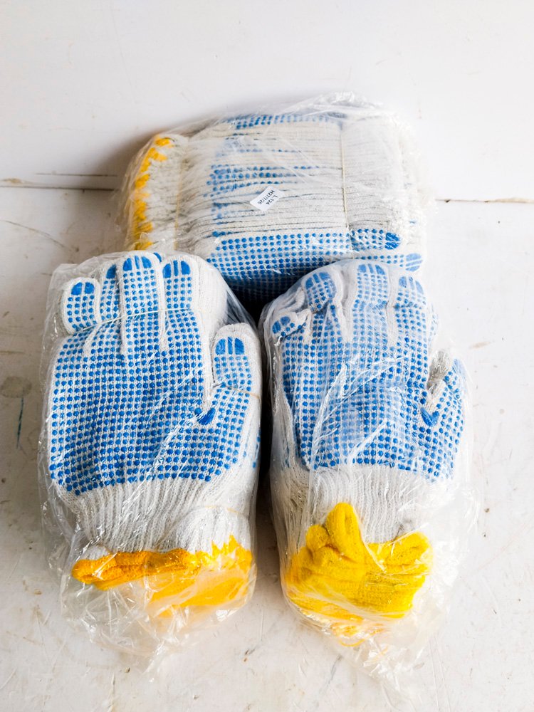 Cuarenta y ocho pares de guantes de hilo con punto en frente y dorso