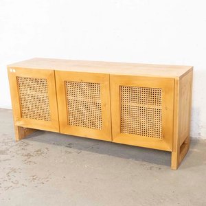 Lote siguiente: Aparador Bajo Rack de Madera con Frentes Esterillados