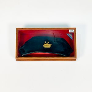 Lote siguiente: Boina del Ejército Argentino con Insignia de Tanque Bordada en Vitrina