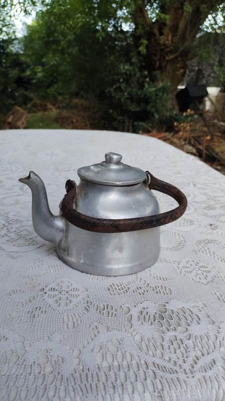 Calderita Chica: Tetera Antigua y Conjunto de Té - imagen 1