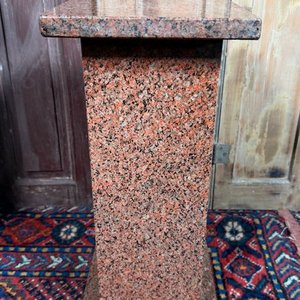 Pedestal de Granito con Base Rectangular y Tapa Cuadrada - imagen 1