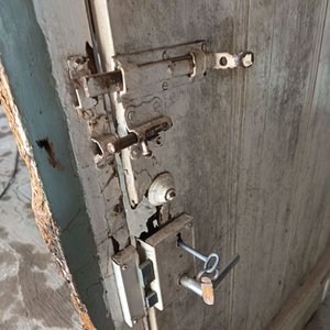 Puerta de Madera Antigua con Marco y Cerradura - imagen 2