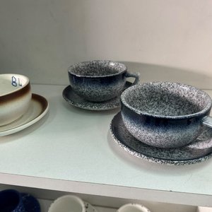Lote siguiente: Juego de 4 Tazas de Cerámica con sus Platos en Varios Colores