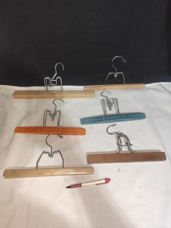 Lote anterior: Hangers para pantalones antiguos de buena calidad