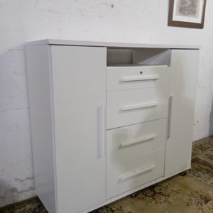 Cómoda Blanca Rodante con 2 Puertas y 4 Cajones - imagen 4