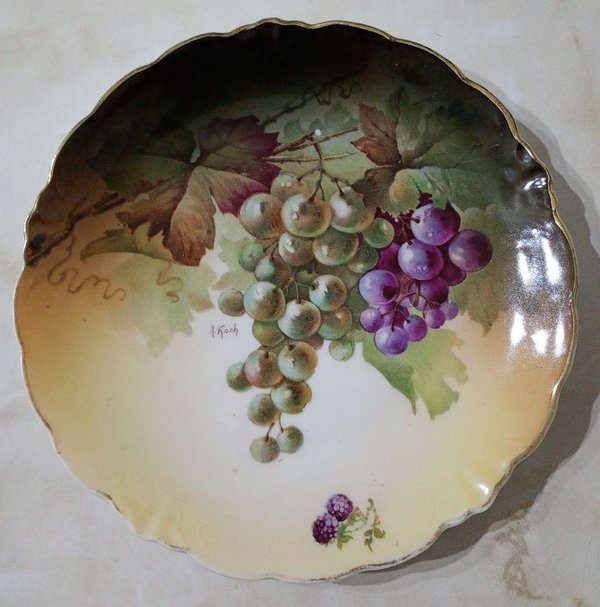 Plato de Porcelana con Bodegón de Uvas y Firma A. Koch - imagen 1