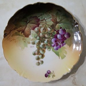 Plato de Porcelana con Bodegón de Uvas y Firma A. Koch - imagen 1