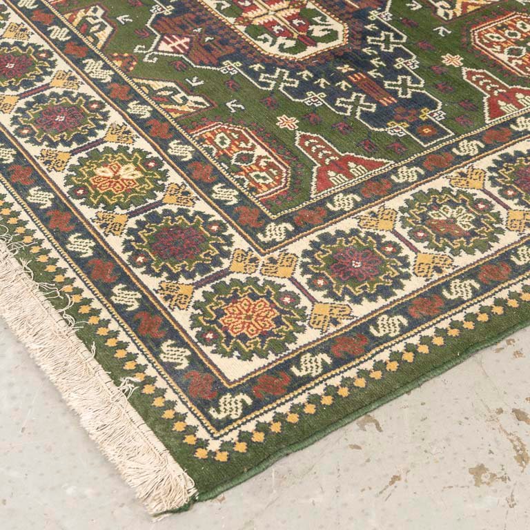 Alfombra acrílica con fondo verde para decorar - imagen 2