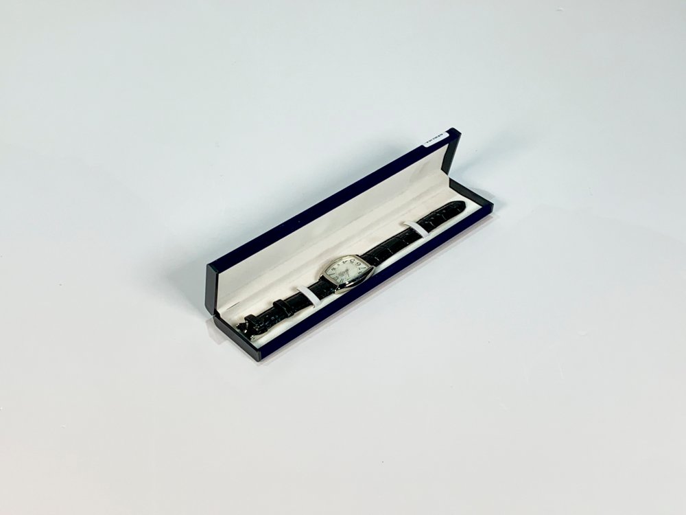 Reloj de Pulsera para Dama con Esfera Oval y Malla de Cuero Negra