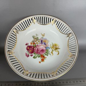 Plato de Porcelana Calada con Diseño Floral Pintado a Mano - imagen 1