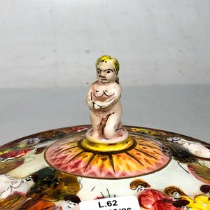 Centro de Porcelana Italiana Capodimonte con Tapa y Figuras Escénicas - imagen 2