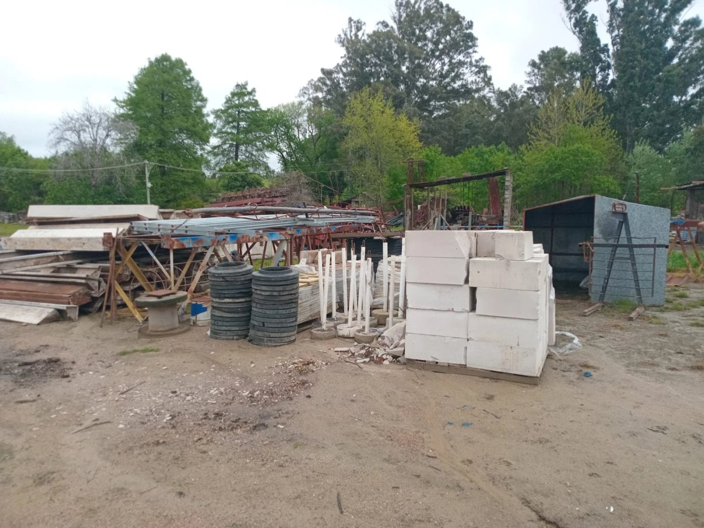 Lote de materiales de construcción y estructuras metálicas