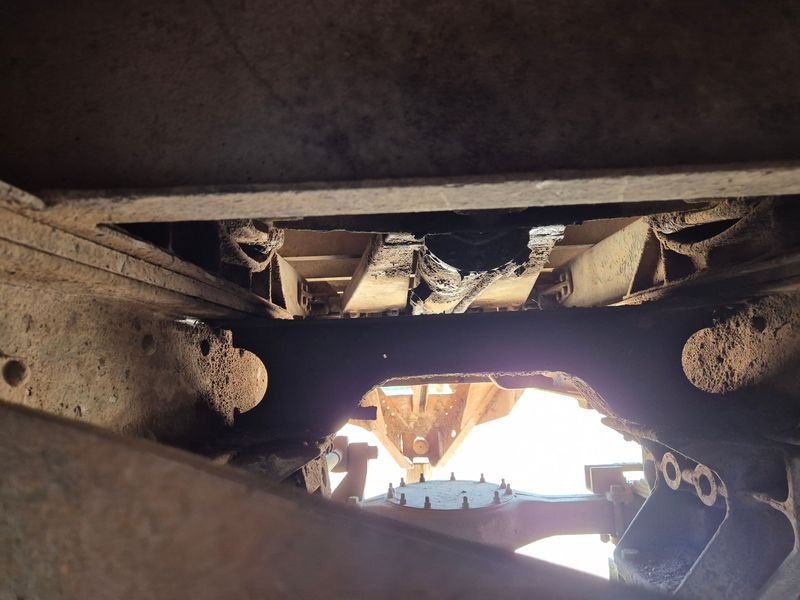 Grúa de construcción en mal estado - imagen 11
