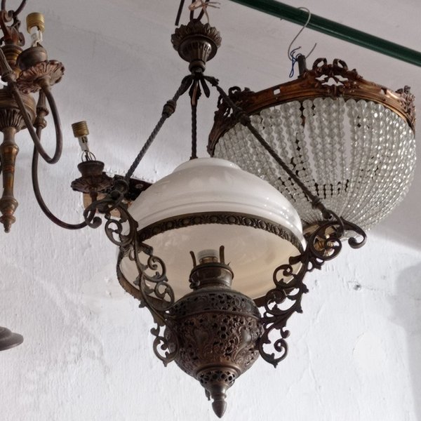 Quinqué de Bronce con Diseño Calado y Relieves, Tulipa con Fisura - imagen 1