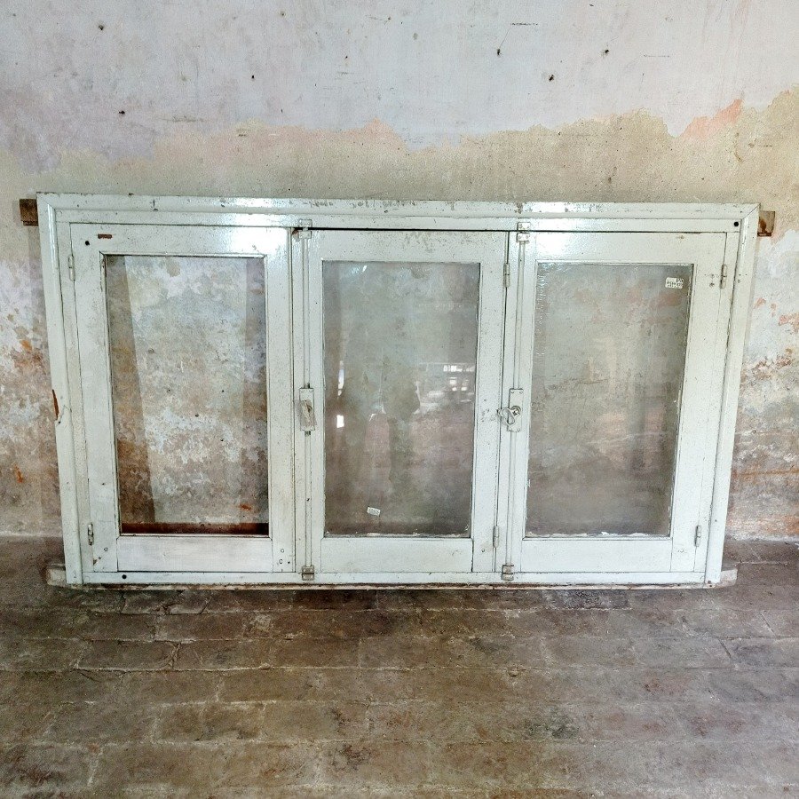 Ventana con 3 hojas batientes en cedro, fallebas y marco de pinotea - imagen 2