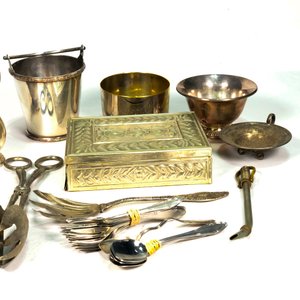 Lote de Metal Vintage: Caja Alhajera, Cubiertos, Jarra, Hielera y Más - imagen 3