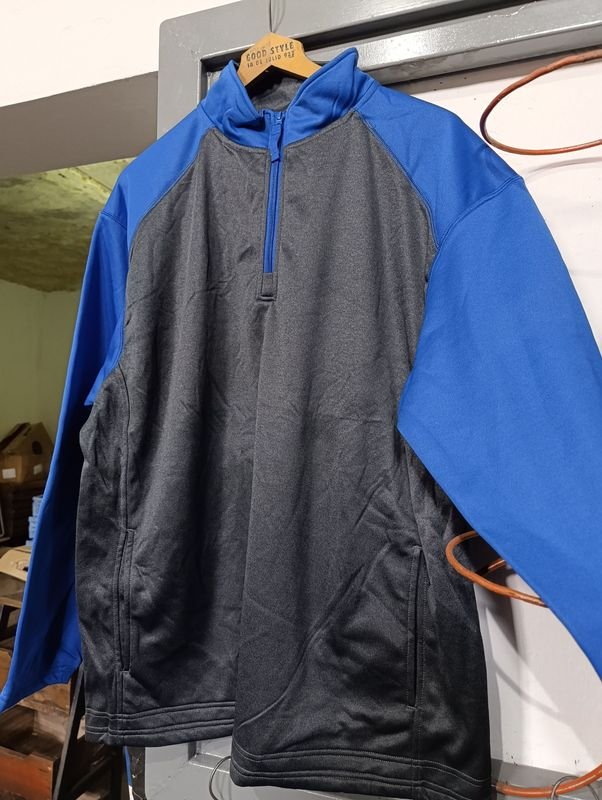 Buzo deportivo gris y azul con cierre