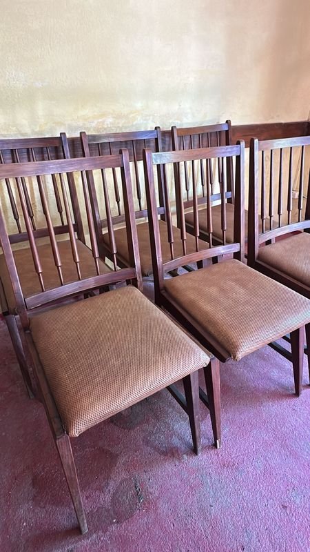 Sillas de Madera Dura con Asientos Tapizados en Buen Estado - imagen 4
