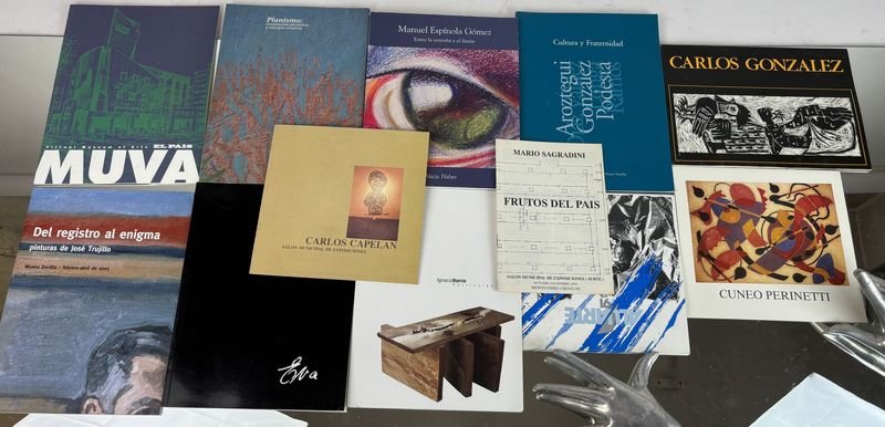 Lote siguiente: Colección de libros y catálogos de arte uruguayo y contemporáneo