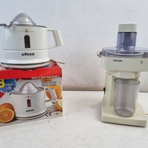 Set de 2 Extractores de Jugo: Exprimidor Ufesa Citropress y Extractor Philips Blancos - imagen 2