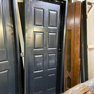 Lote anterior: Una puerta frente de chapa color negro con averia 200 x 84 cm