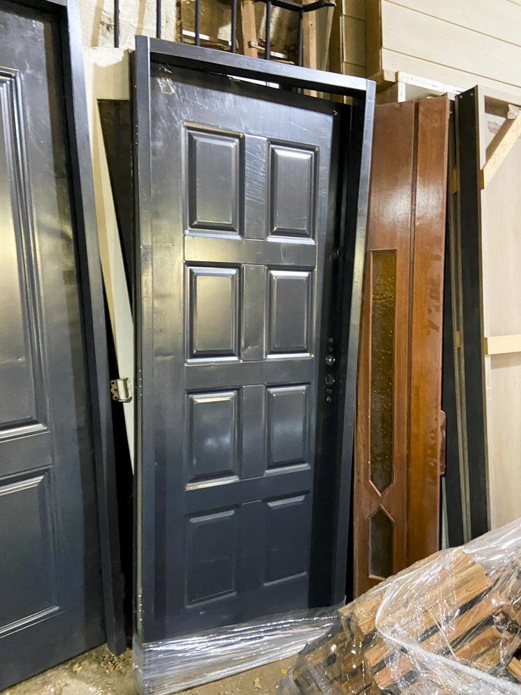 Puerta de Chapa Negra para Exterior con Detalles de Uso