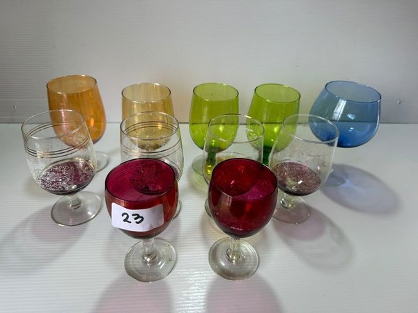 Lote de 11 Copas de Cristal de Colores Variados y Diseños - imagen 1