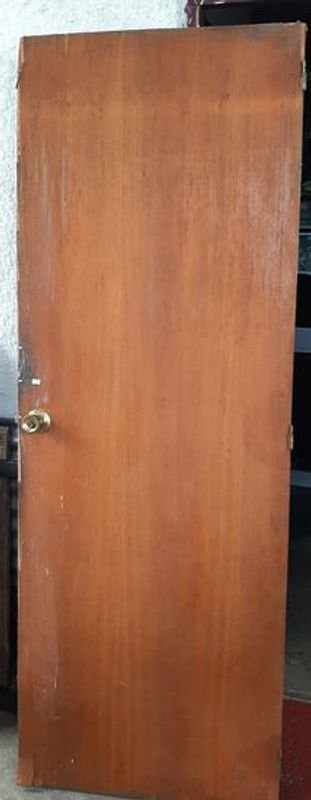 Puerta interior de madera con manija de metal - imagen 2