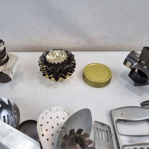 Lote de Utensilios de Cocina: Ralladores, Espumaderas y Moldes - imagen 3