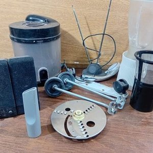Lote anterior: Lote de Accesorios Varios: Parlantes, Rueditas de Bicicleta Infantil y Licuadora