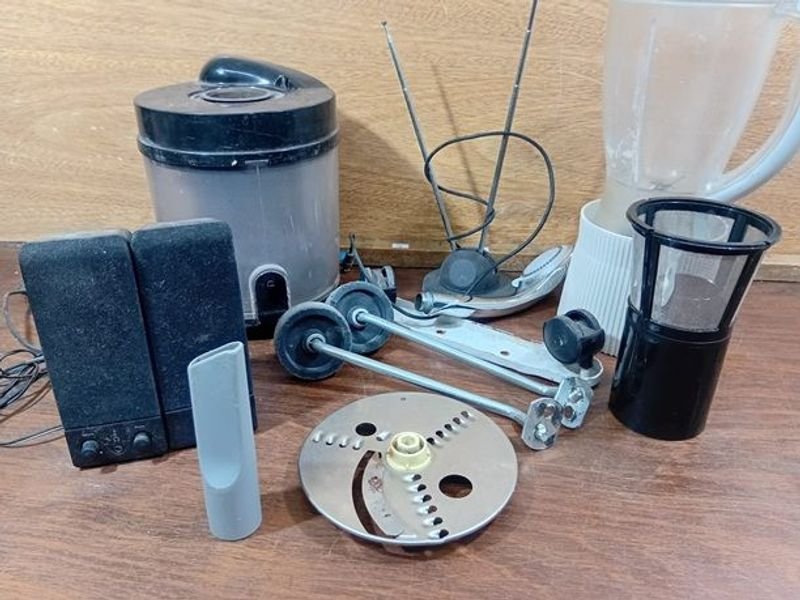 Lote de Accesorios Varios: Parlantes, Rueditas de Bicicleta Infantil y Licuadora