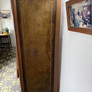 Placard Antiguo de Madera Oscura con Incrustaciones y Cajones - imagen 4