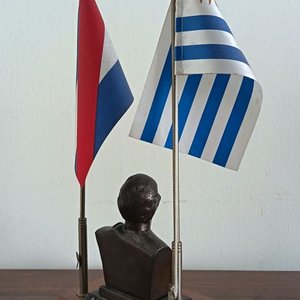 Adorno de Escritorio Busto Gral. Artigas con Pabellones Patrios en Bronce y Madera - imagen 2