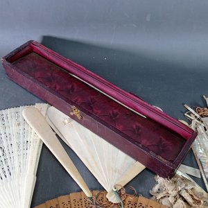 Lote de 5 Abanicos Antiguos de Seda, Nácar y Madera con Estuche - imagen 6