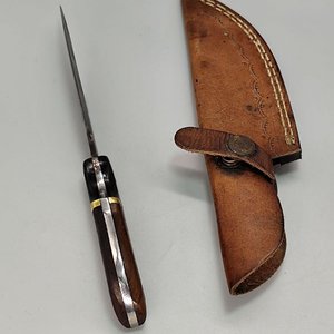 Cuchillo con Hoja Estilo Damasco y Empuñadura de Madera y Bronce con Vaina - imagen 11