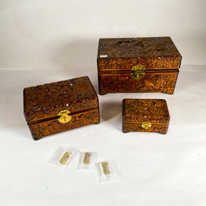 Lote anterior: Set de 3 Cofres de Madera Tallada con Candados
