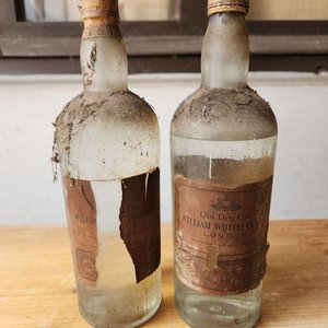 Lote siguiente: Lote de 2 Botellas de Gin William Whiteley London Antiguas