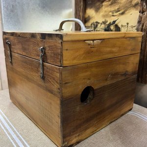 Caja Antigua de Madera con Tapa, Manija y Cierres Metálicos - imagen 3