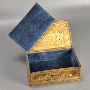 Caja de Perfume Francés "Esora" en Metal Dorado con Interior de Terciopelo - imagen 7