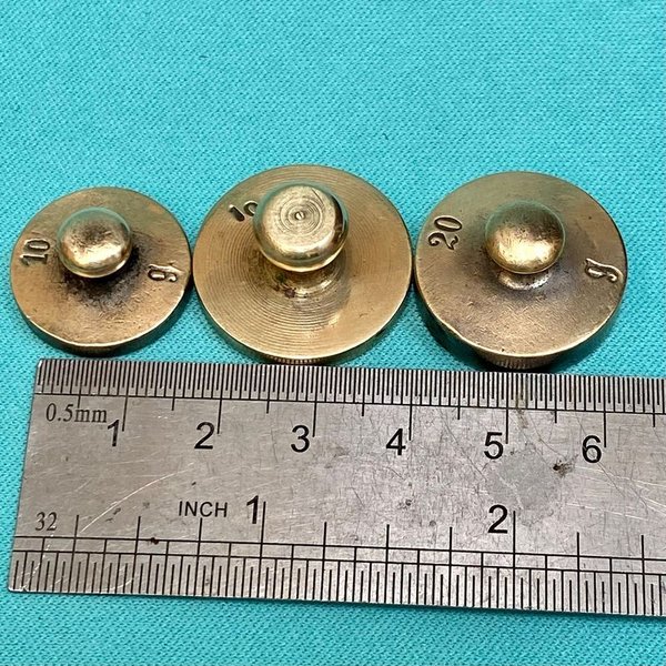 Pesar antiguo de metal con números grabados - imagen 4