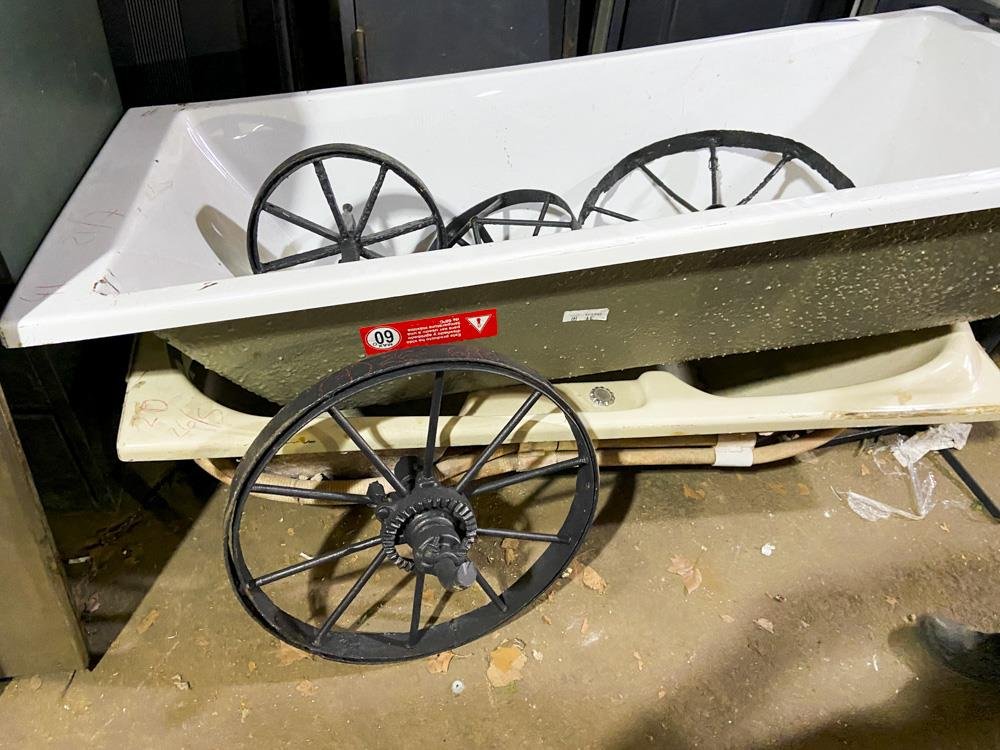 Cuatro ruedas de hierro diferentes van de 36 a 62 cm de diametro con detalles